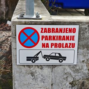 Zabranjeno parkiranje na prolazu